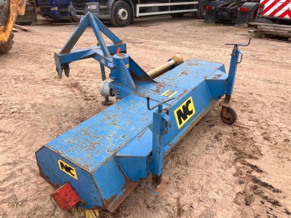 NC ROAD RUNNER 700 - 3 PT LINKAGE ROAD SWEEPER SWEEPER BRUSH TRACTOR TELEHANDLER - Image 8