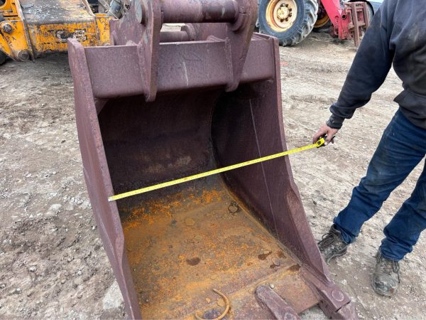 3 FOOT DIGGING BUCKET ON 80MM PINS FOR EXCAVATOR DIGGER