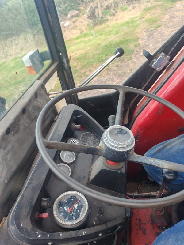 INTERNATIONAL 384 2 WHEEL DRIVE TRACTOR WITH FRONT LOADER AND BUCKET - Image 5