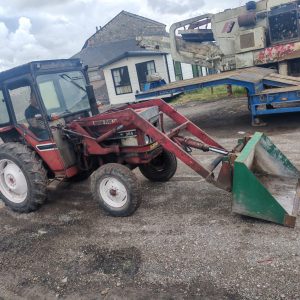 INTERNATIONAL 384 2 WHEEL DRIVE TRACTOR WITH FRONT LOADER AND BUCKET
