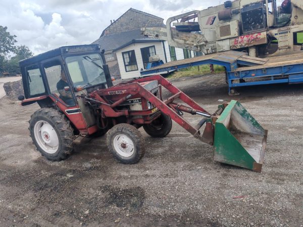 INTERNATIONAL 384 2 WHEEL DRIVE TRACTOR WITH FRONT LOADER AND BUCKET