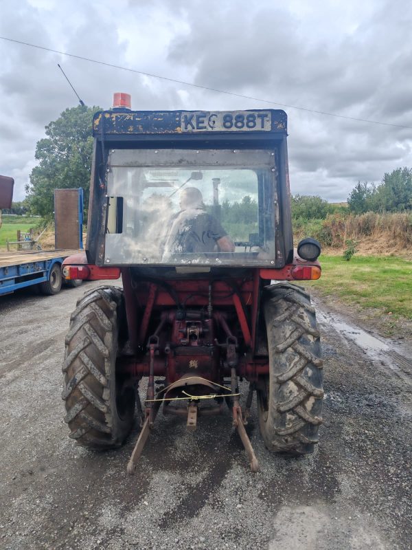 INTERNATIONAL 384 2 WHEEL DRIVE TRACTOR WITH FRONT LOADER AND BUCKET - Image 7