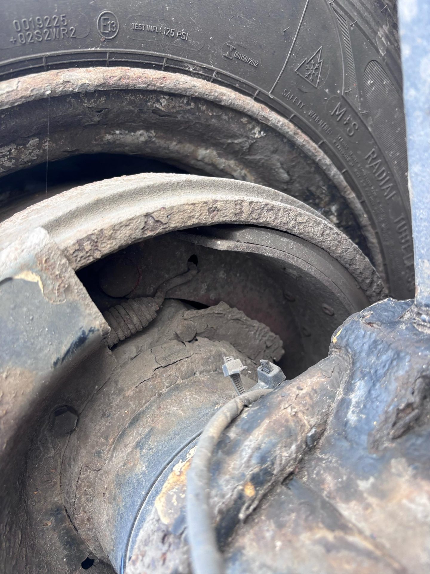 2 X ROR AXLES ON DRUM BRAKES WITH 215/75R17.5 TYRES TRACTOR LOW LOADER TRAILER - Image 5