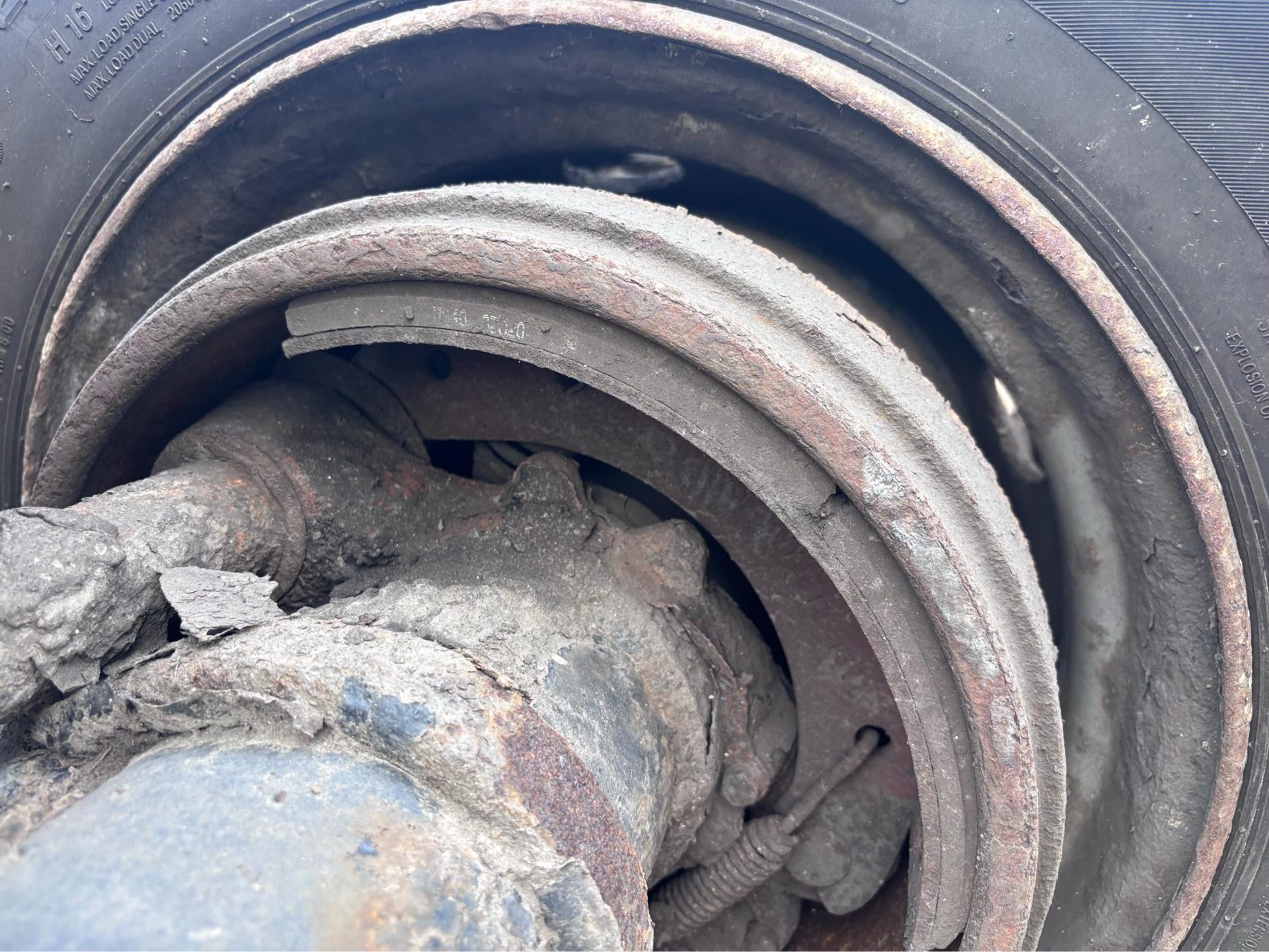 2 X ROR AXLES ON DRUM BRAKES WITH 215/75R17.5 TYRES TRACTOR LOW LOADER TRAILER - Image 3