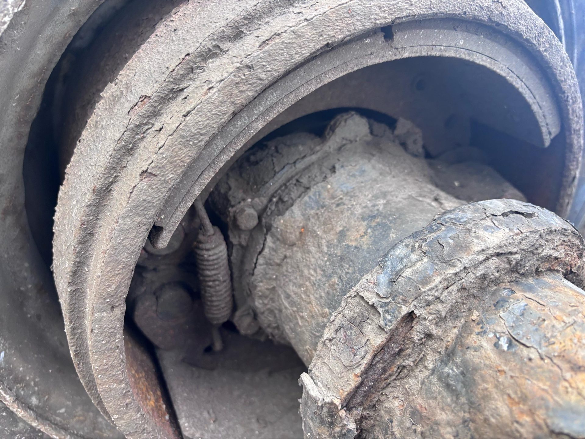 2 X ROR AXLES ON DRUM BRAKES WITH 215/75R17.5 TYRES TRACTOR LOW LOADER TRAILER - Image 2