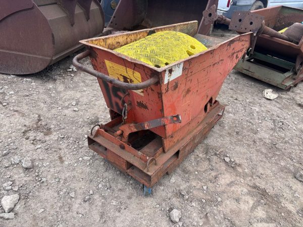 NARROW FORKLIFT TIPPING SKIP NISSAN DIESEL FORKLIFT TRUCK LPG FORK LIFT RED - Image 2