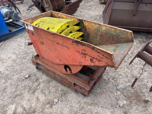 NARROW FORKLIFT TIPPING SKIP NISSAN DIESEL FORKLIFT TRUCK LPG FORK LIFT RED