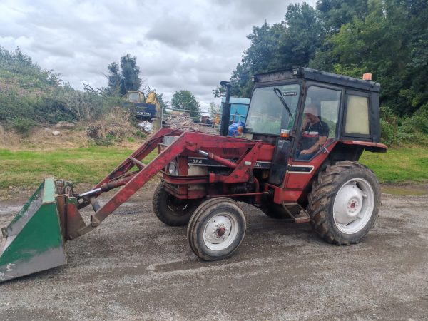 INTERNATIONAL 384 2 WHEEL DRIVE TRACTOR WITH FRONT LOADER AND BUCKET - Image 3