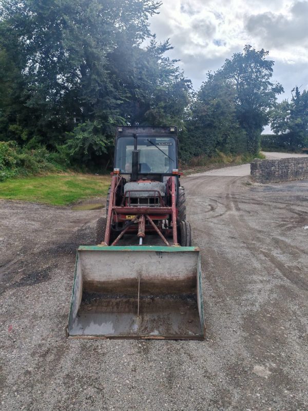 INTERNATIONAL 384 2 WHEEL DRIVE TRACTOR WITH FRONT LOADER AND BUCKET - Image 2