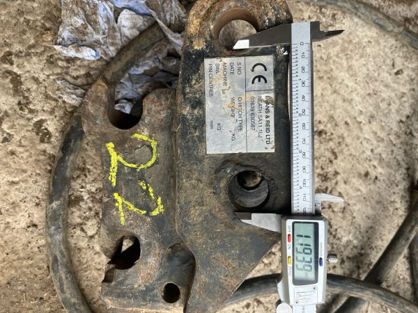 QUICK HITCH ON 30MM SUIT EXCAVATOR DIGGER JCB DOOSAN HITACHI