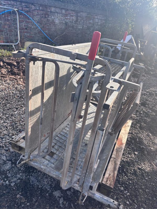 IRONWORKS SHEEP TURNOVER ROLLOVER CRATE GOOD WORKING ORDER - Image 2