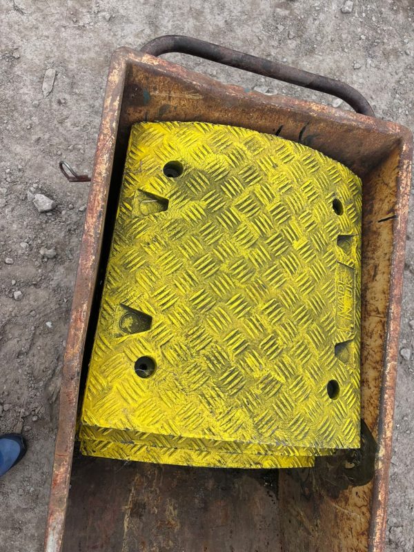 6 BOLT DOWN SPEED BUMP KIT TRAFFIC CALMING SPEED RAMP - Image 3