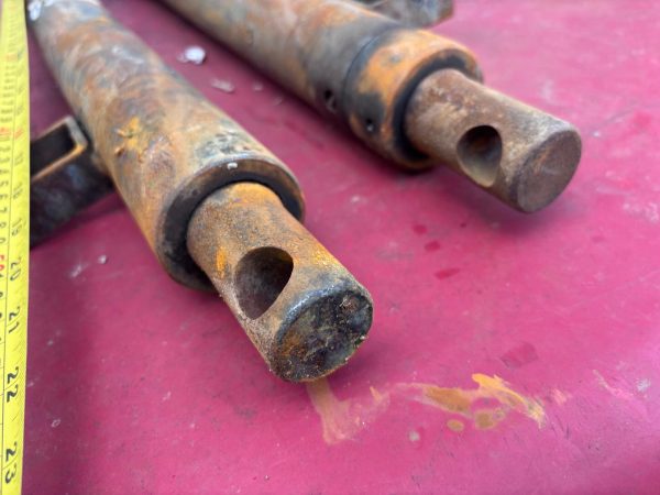 PAIR OF HYDRAULIC BRAKE CYLINDERS RAMS SINGLE ACTING 2 FOOT - Image 4