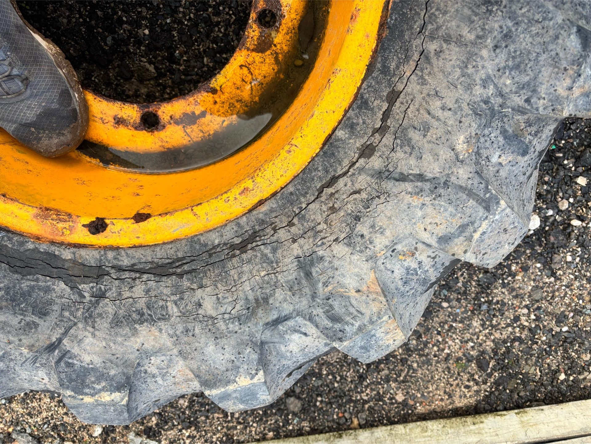 WHEEL AND TYRE 405/70R20 5 STUD - Image 4