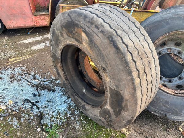385/65/22.5 WHEEL AND TYRE PART WORN ON CENTRALISED RIM FOR SPARES AND REPAIRS