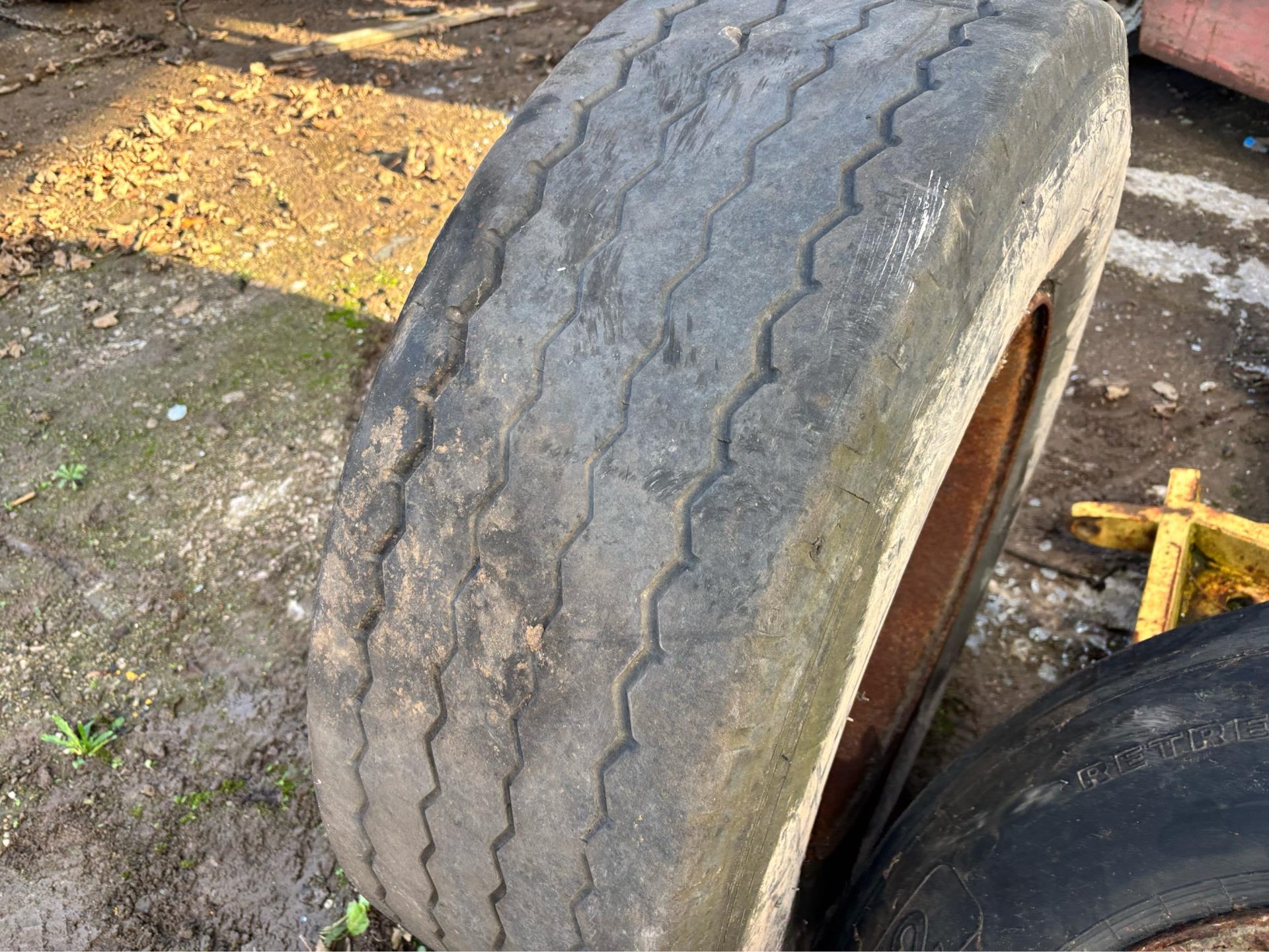 385/65/22.5 WHEEL AND TYRE PART WORN ON CENTRALISED RIM FOR SPARES AND REPAIRS - Image 4