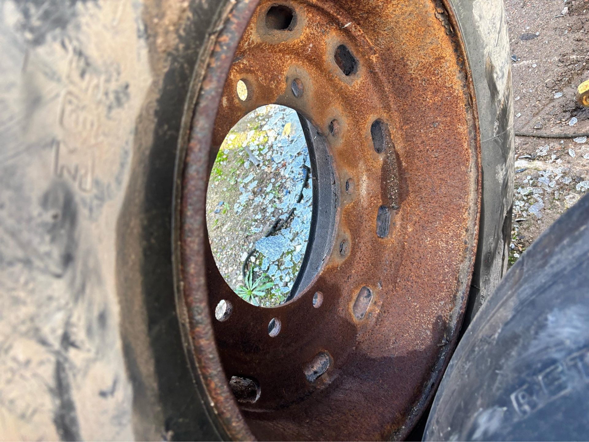 385/65/22.5 WHEEL AND TYRE PART WORN ON CENTRALISED RIM FOR SPARES AND REPAIRS - Image 3