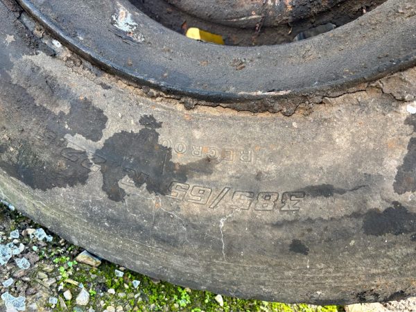 385/65/22.5 WHEEL AND TYRE PART WORN ON CENTRALISED RIM FOR SPARES AND REPAIRS - Image 2