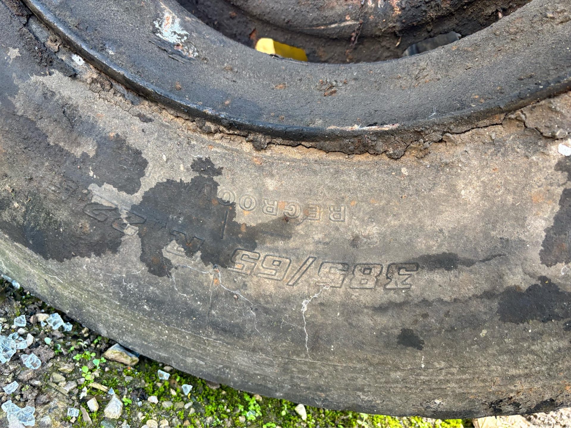 385/65/22.5 WHEEL AND TYRE PART WORN ON CENTRALISED RIM FOR SPARES AND REPAIRS - Image 2