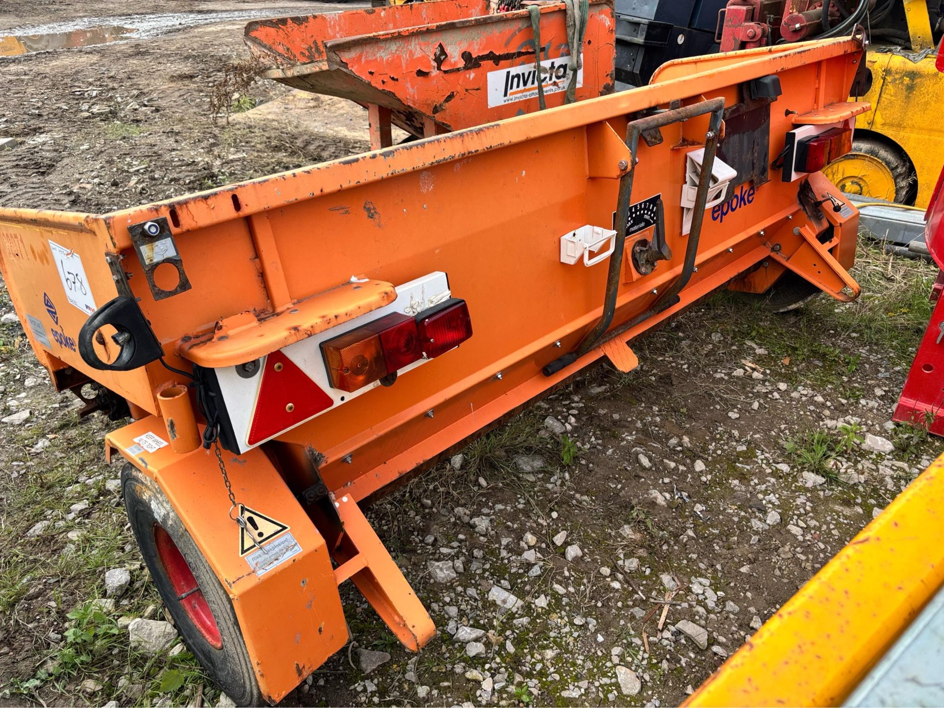EPOKE BUNCE TMK10 SALT SPREADER TRAILER DROP GRITTER - Image 3