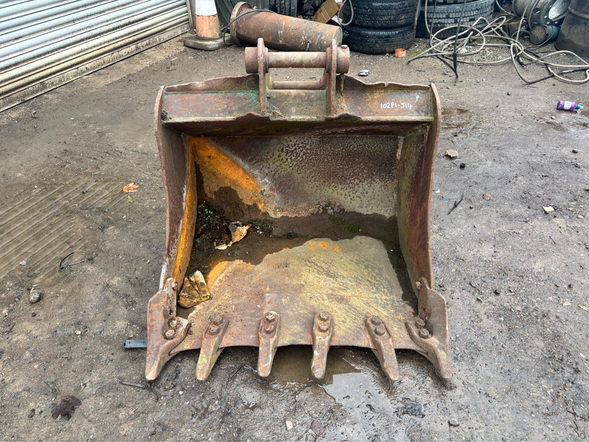 3 FOOT DIGGING BUCKET ON 45 MM PINS FOR EXCAVATOR
