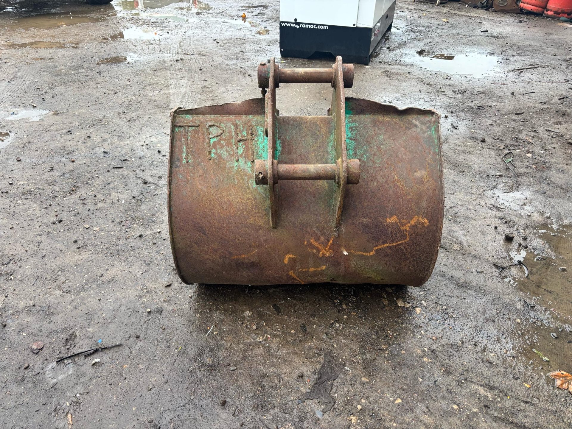 3 FOOT DIGGING BUCKET ON 45 MM PINS FOR EXCAVATOR - Image 6