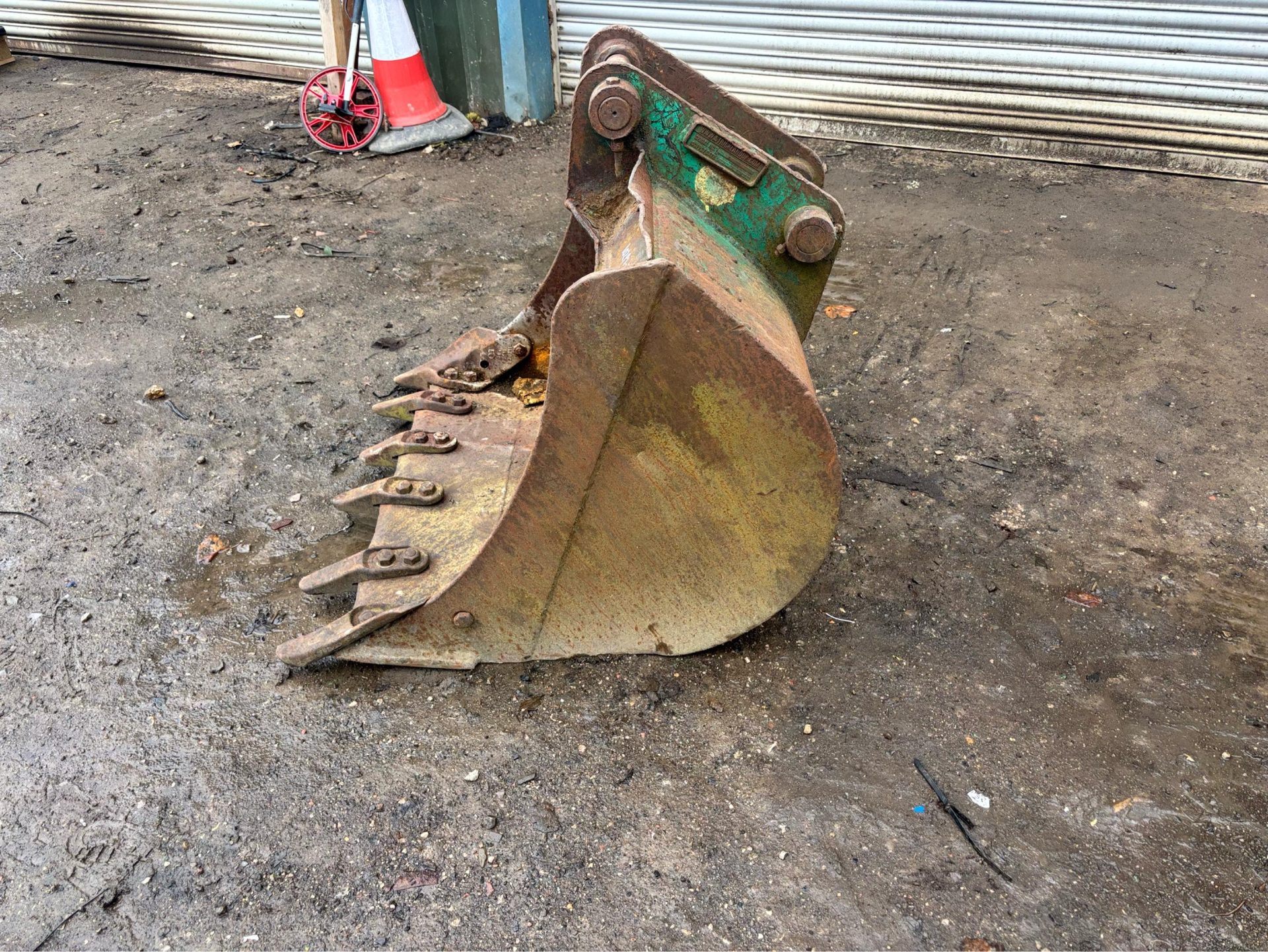 3 FOOT DIGGING BUCKET ON 45 MM PINS FOR EXCAVATOR - Image 3