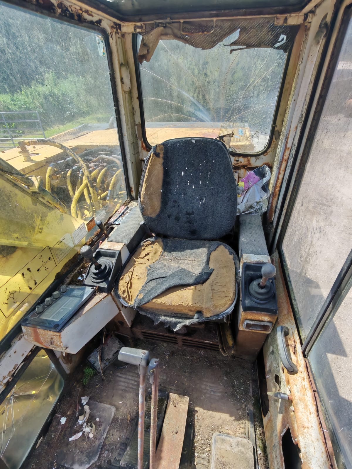 KOMATSU PC150 EXCAVATOR DIGGER C/W GRADING BUCKET GOOD UNDERCARRIAGE - Image 6
