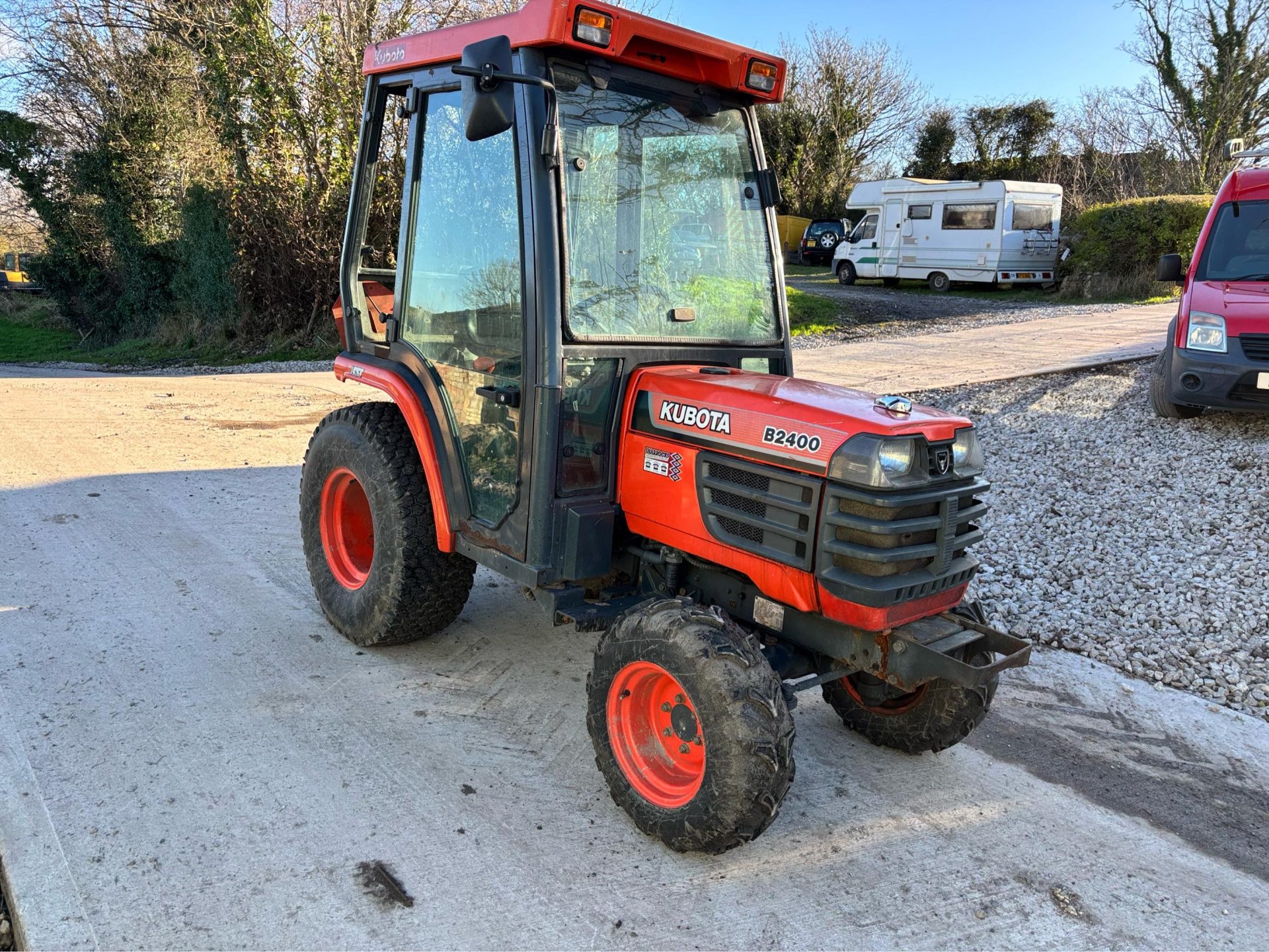 KUBOTA B2400 COMPACT TRACTOR 3 POINT LINKAGE PTO BI STEERING HYDROSTATIC DRIVE - Image 12