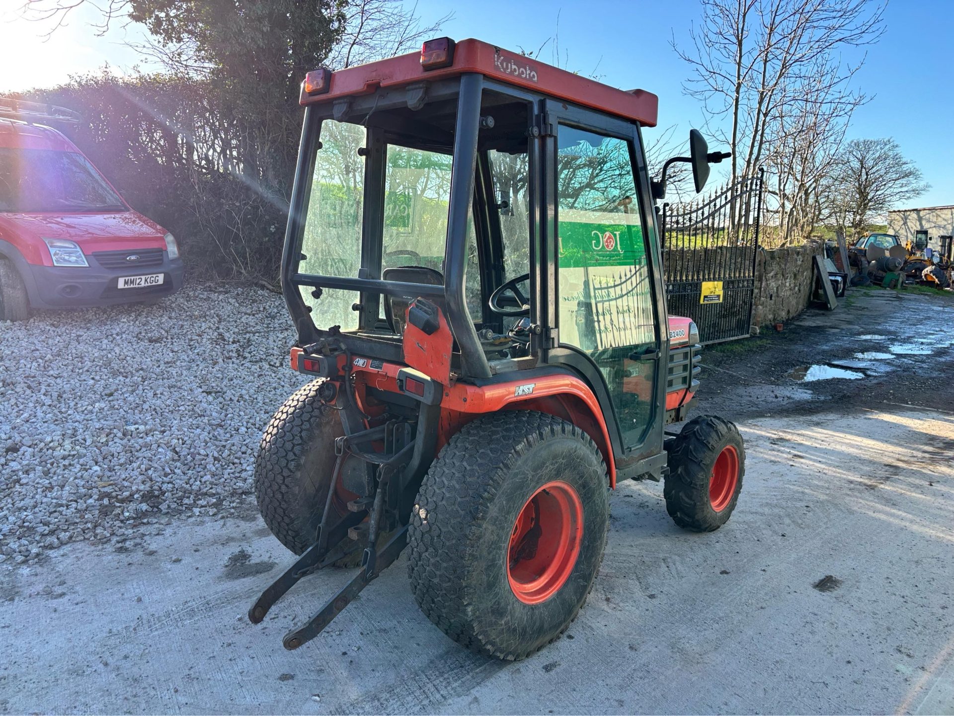 KUBOTA B2400 COMPACT TRACTOR 3 POINT LINKAGE PTO BI STEERING HYDROSTATIC DRIVE - Image 11