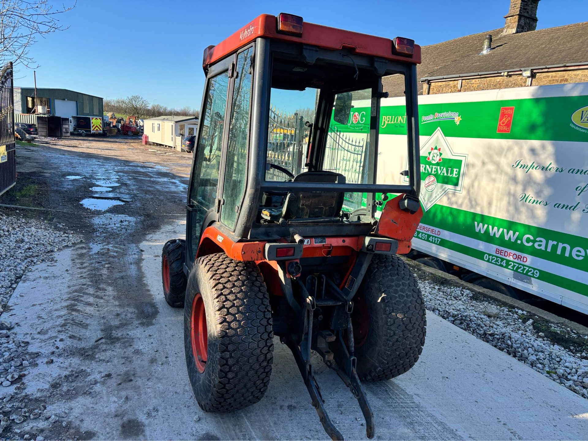 KUBOTA B2400 COMPACT TRACTOR 3 POINT LINKAGE PTO BI STEERING HYDROSTATIC DRIVE - Image 10