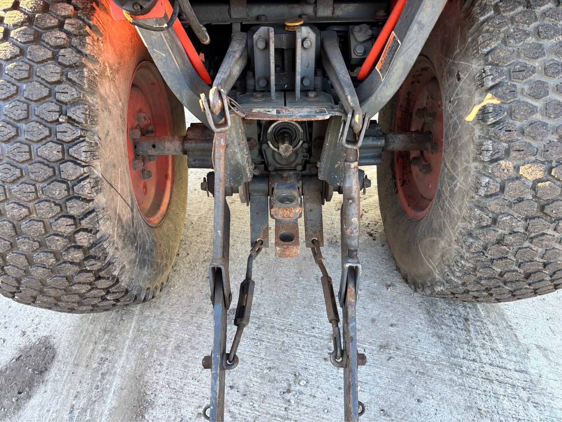 KUBOTA B2400 COMPACT TRACTOR 3 POINT LINKAGE PTO BI STEERING HYDROSTATIC DRIVE - Image 9