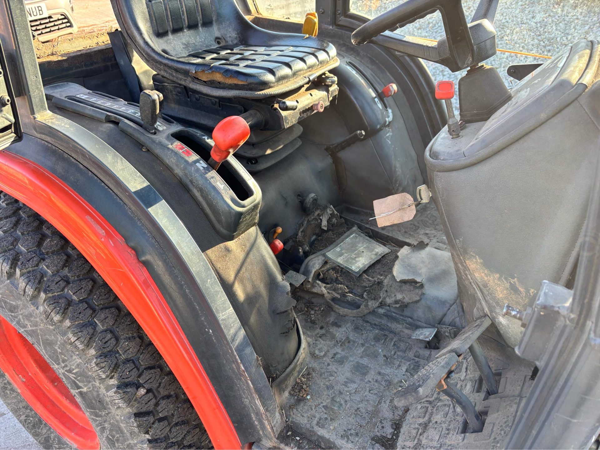 KUBOTA B2400 COMPACT TRACTOR 3 POINT LINKAGE PTO BI STEERING HYDROSTATIC DRIVE - Image 6