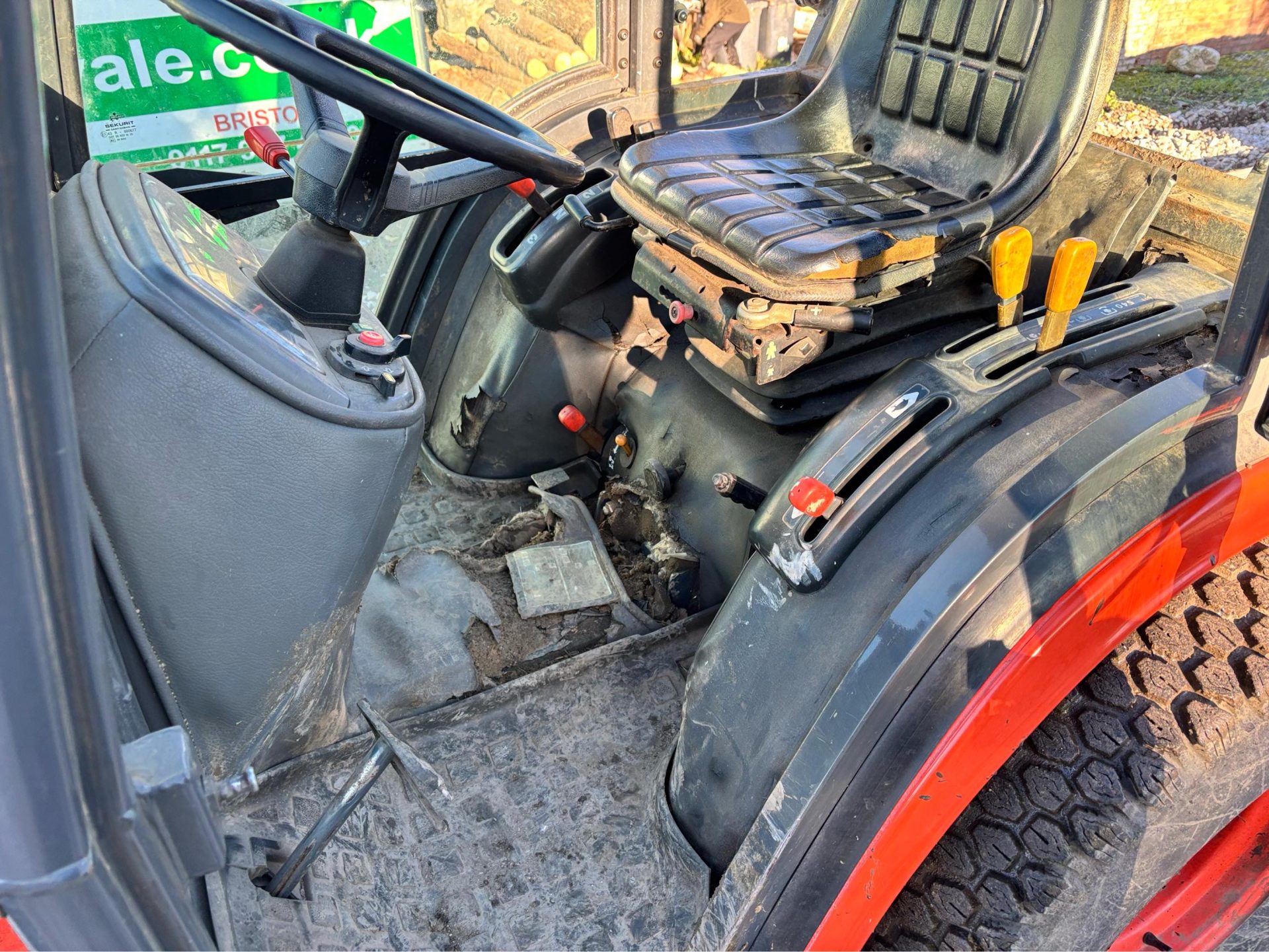 KUBOTA B2400 COMPACT TRACTOR 3 POINT LINKAGE PTO BI STEERING HYDROSTATIC DRIVE - Image 5