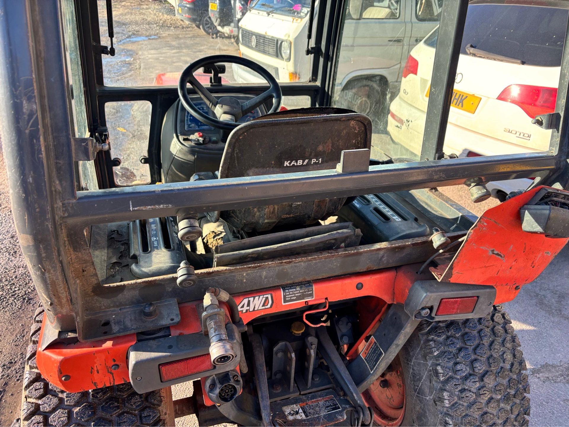 KUBOTA B2400 COMPACT TRACTOR 3 POINT LINKAGE PTO BI STEERING HYDROSTATIC DRIVE - Image 4