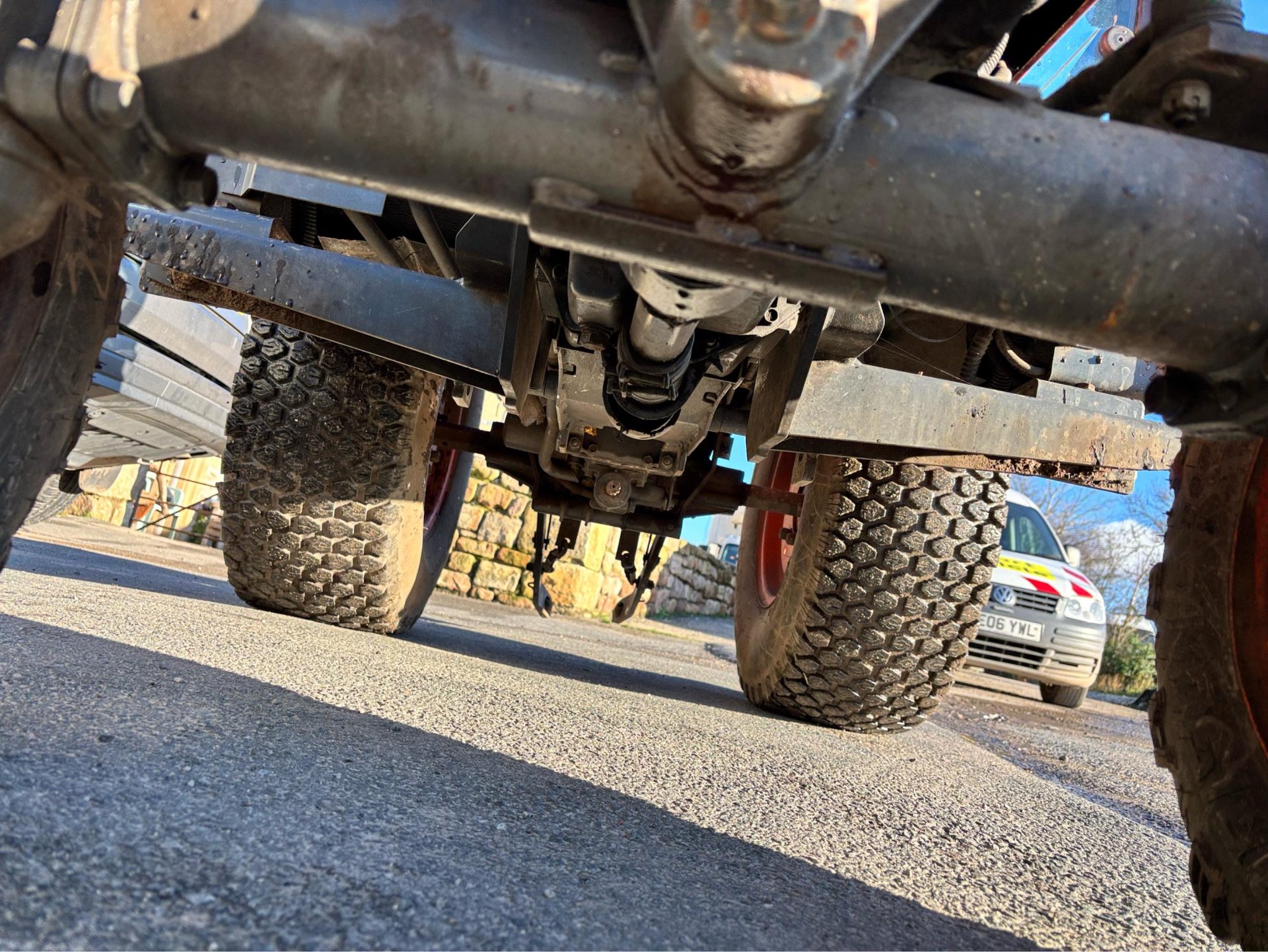 KUBOTA B2400 COMPACT TRACTOR 3 POINT LINKAGE PTO BI STEERING HYDROSTATIC DRIVE - Image 3