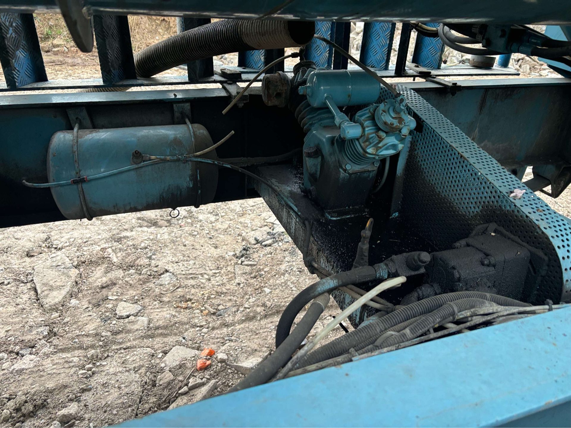 1993 WHALE VACUUM TANKER DRY WASTE SLURRY TANK - TIPPING BODY FILTER SYSTEM - Image 10