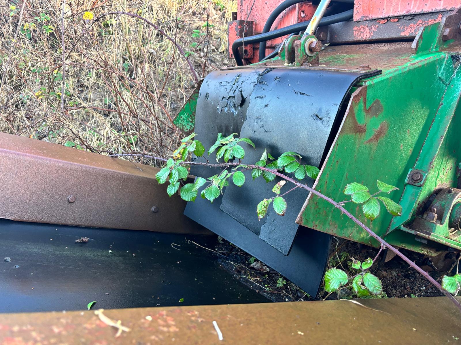 EXTEC 3 WAY SPLIT LIVE HEAD VIBRATING SCREENER SCREEN CRUSHER SPARES OR REPAIRS - Image 10