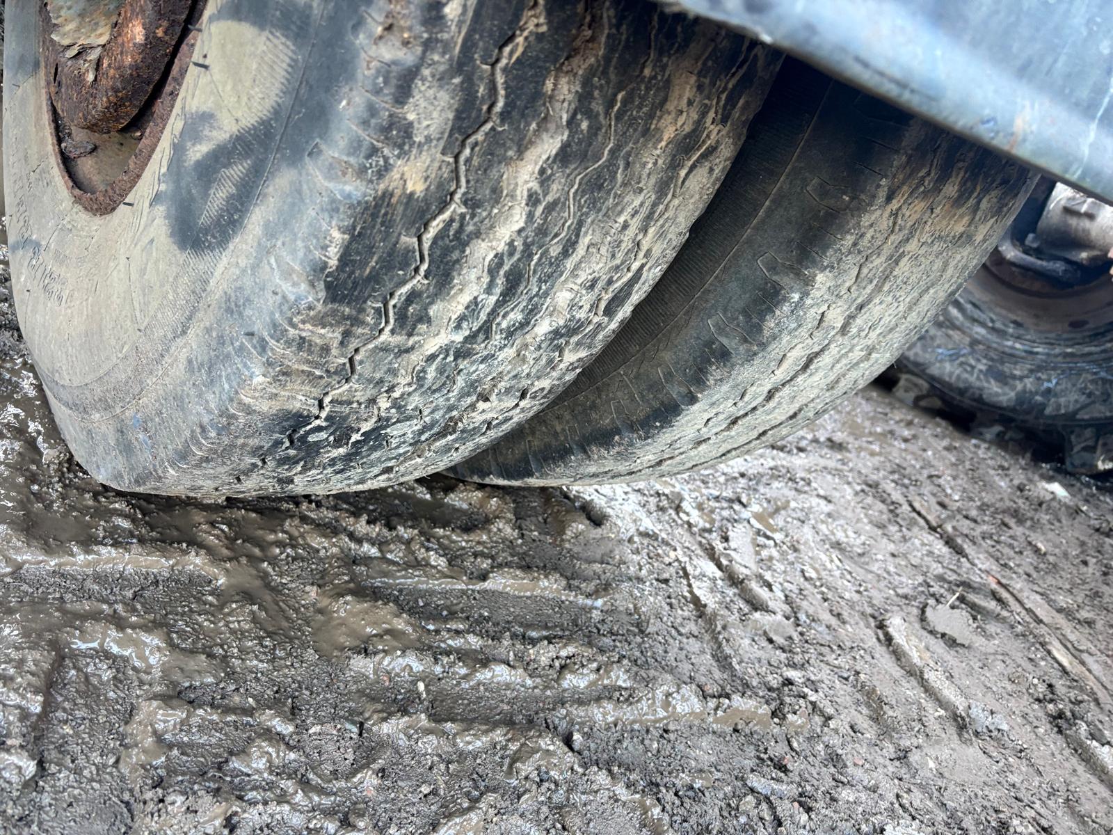 2 X ROR AXLES DRUM BRAKES WITH 11R .22.5 TYRES TRACTOR LOW LOADER TRAILER - Image 2