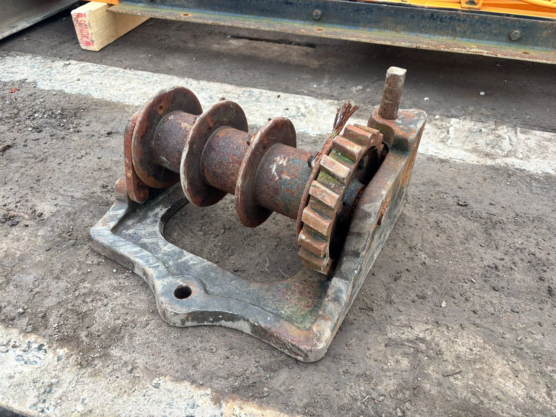HAND OPERATED WINCH SINGLE DRIVE WHEEL /COG STEEL MOUNTING PLATE - Image 2