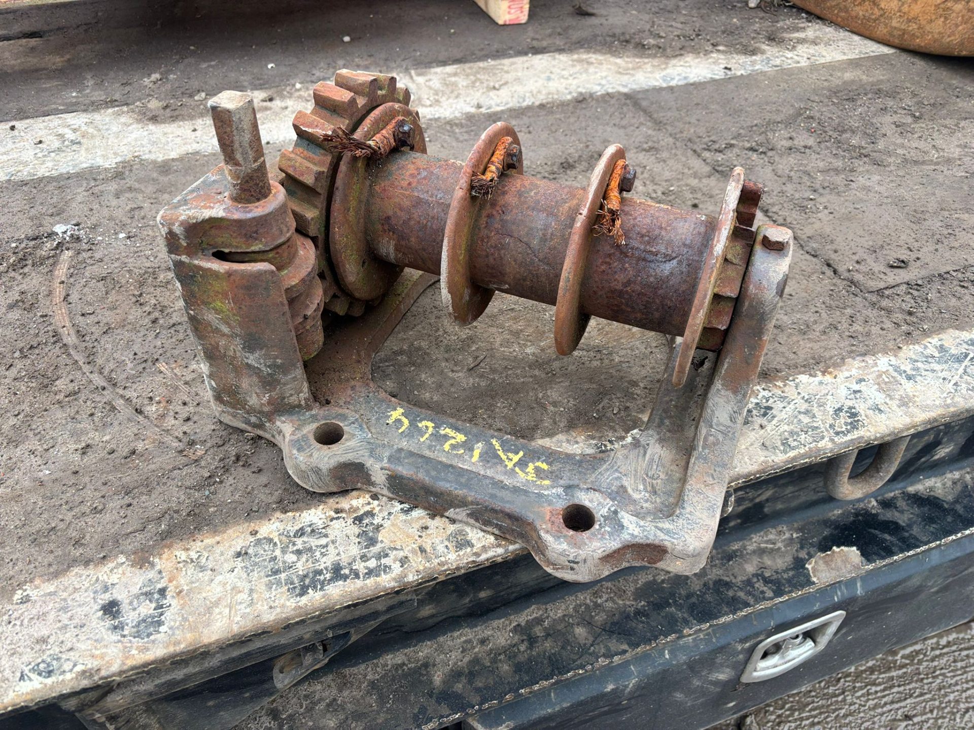 HAND OPERATED WINCH SINGLE DRIVE WHEEL /COG STEEL MOUNTING PLATE - Image 3