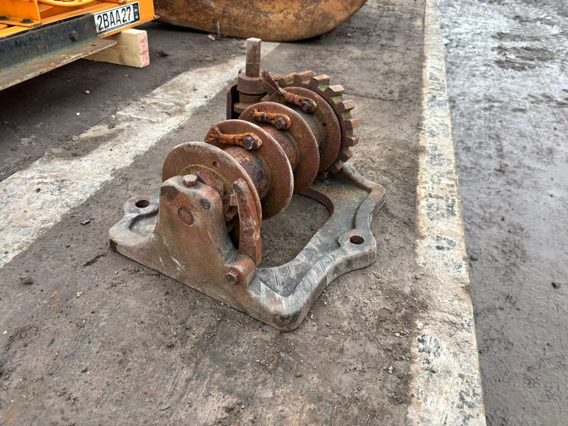 HAND OPERATED WINCH SINGLE DRIVE WHEEL /COG STEEL MOUNTING PLATE