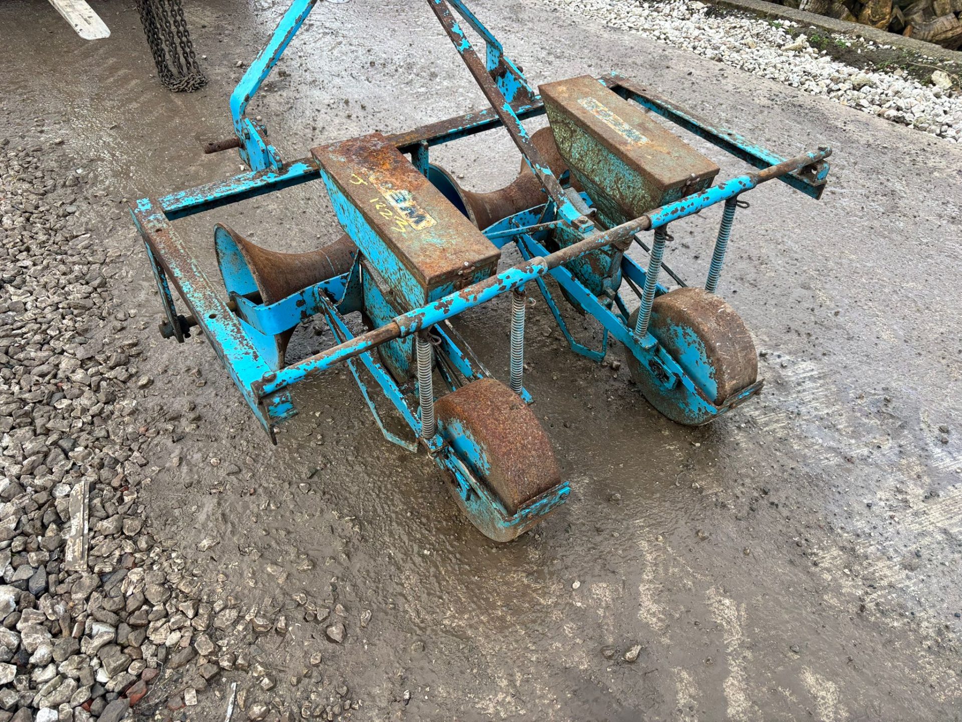 ERNEST WEBB TURNIP SEEDER AGRICULTURAL FARMING FARM TRACTOR VINTAGE IMPLEMENT - Image 3