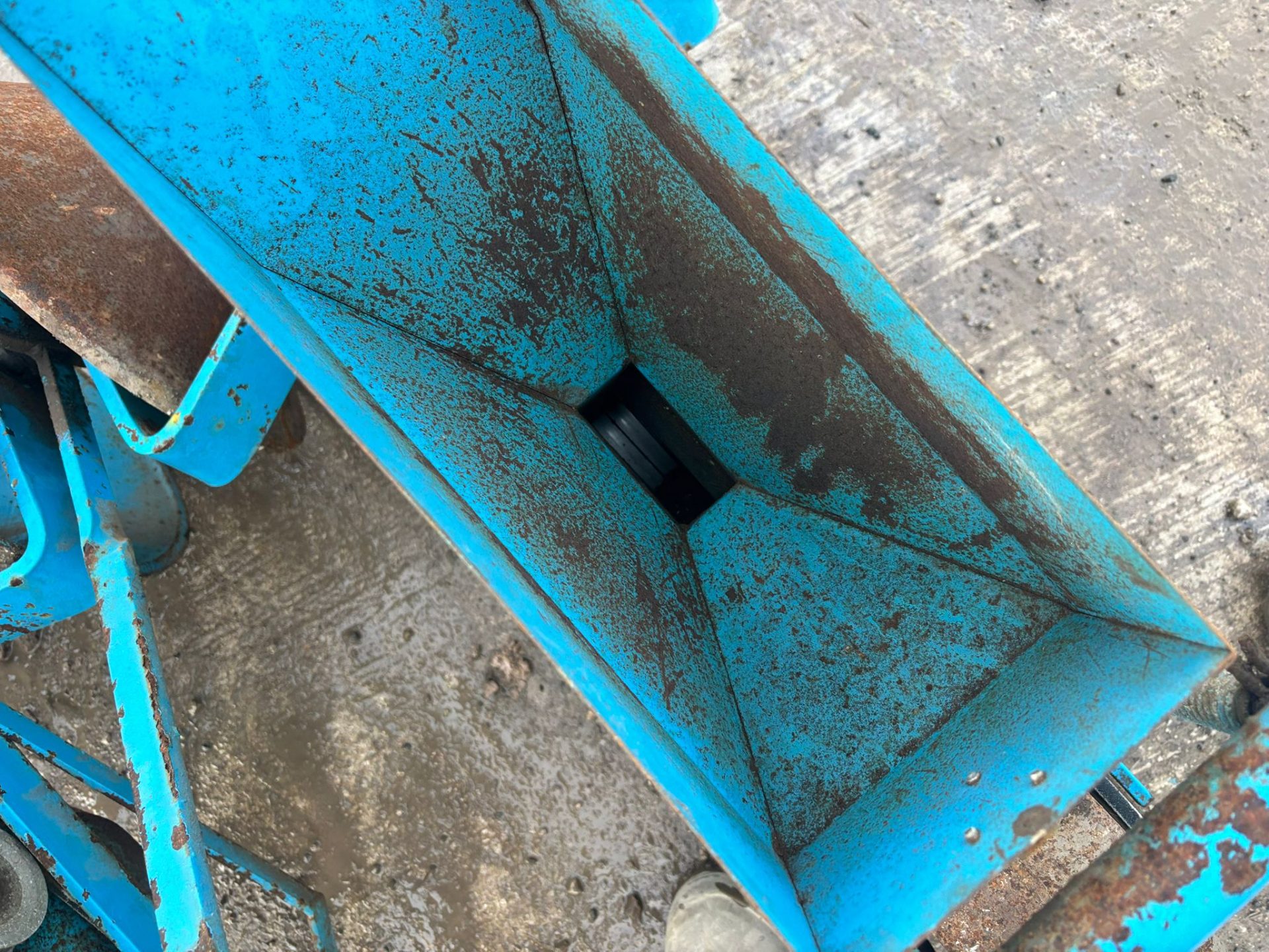 ERNEST WEBB TURNIP SEEDER AGRICULTURAL FARMING FARM TRACTOR VINTAGE IMPLEMENT - Image 4