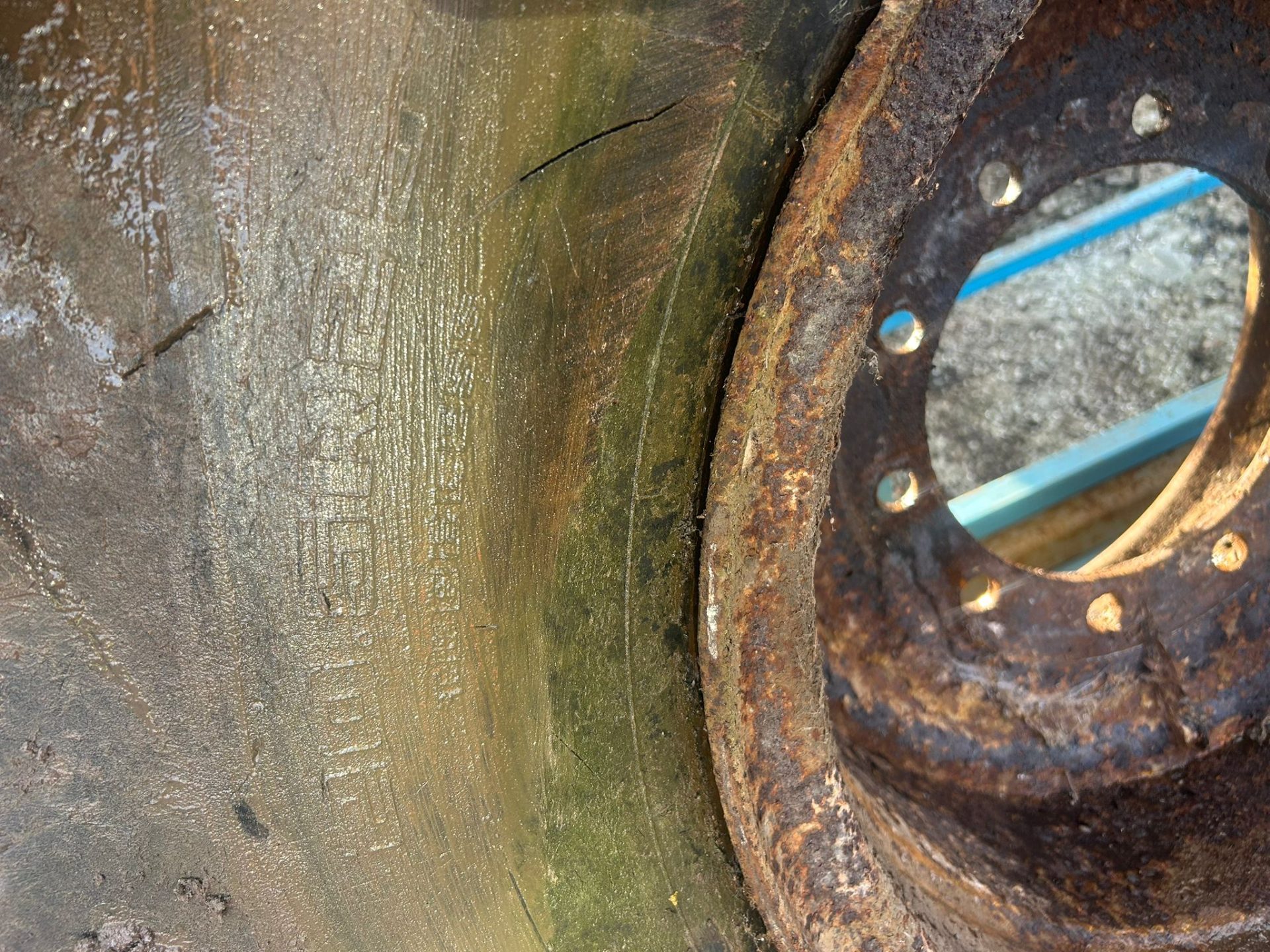 20.5 R25 WHEEL AND TYRE OF A MOXY 5200 SPARES RIM AGRICULTURE MACHINE 10 STUD - Image 2