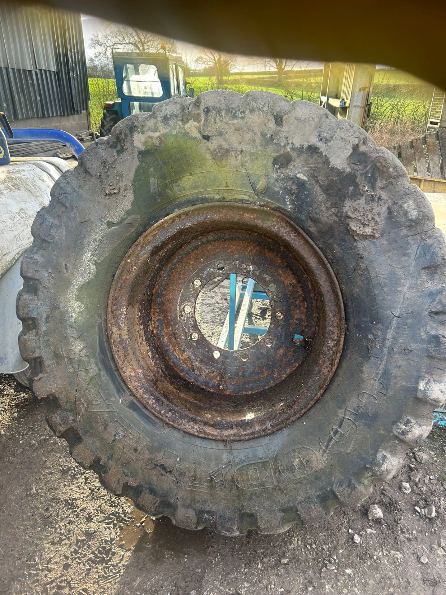 20.5 R25 WHEEL AND TYRE OF A MOXY 5200 SPARES RIM AGRICULTURE MACHINE 10 STUD - Image 3