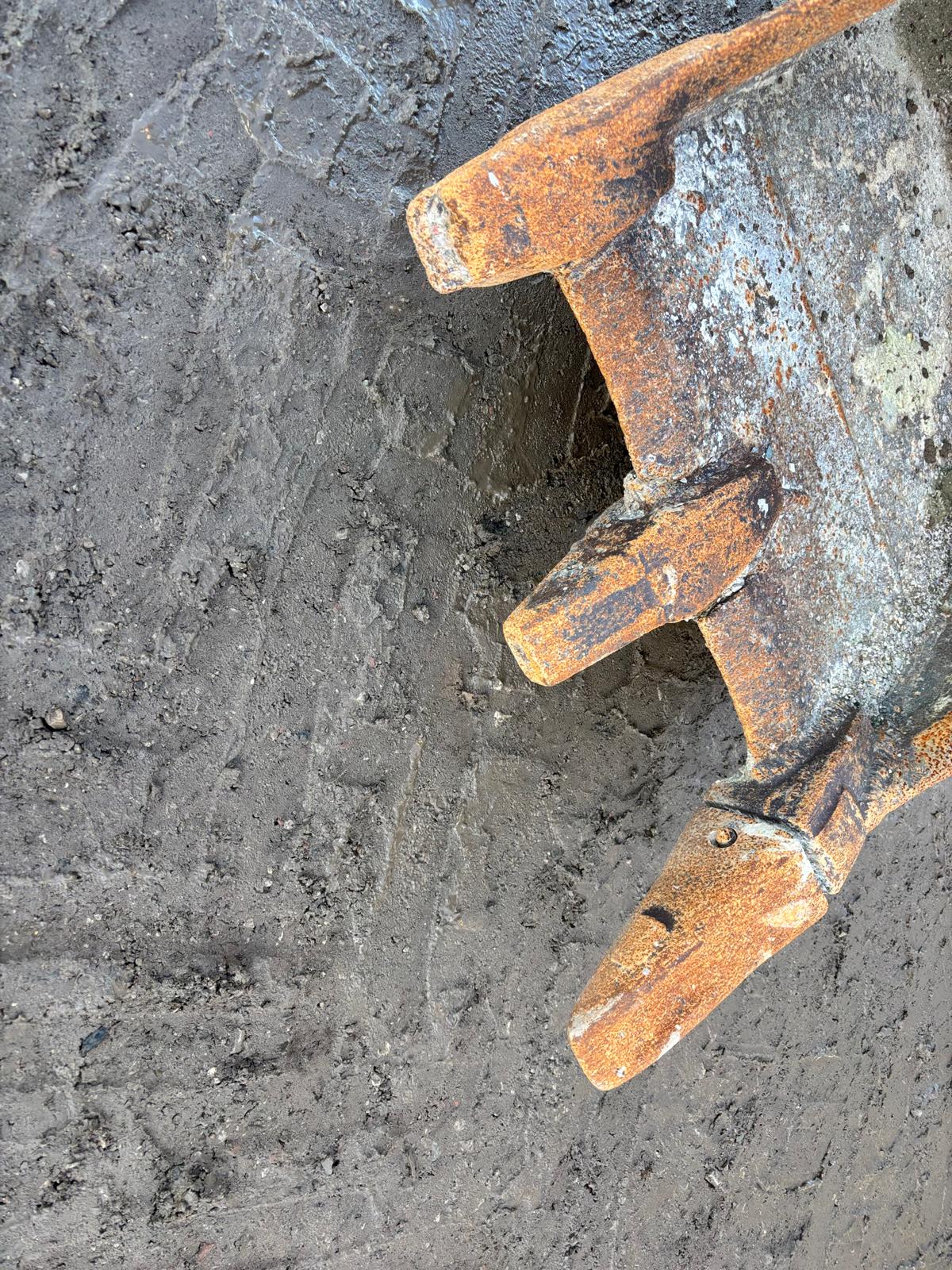 DIGGING BUCKET – 1FT 6 INCH WIDE – 80MM PINS – EXCAVATOR / TELEHANDLER - Image 5