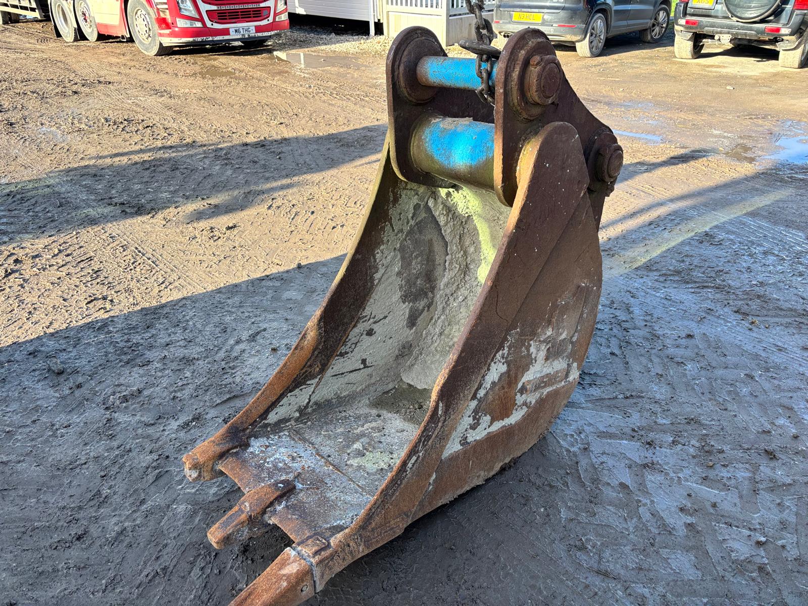 DIGGING BUCKET – 1FT 6 INCH WIDE – 80MM PINS – EXCAVATOR / TELEHANDLER - Image 3