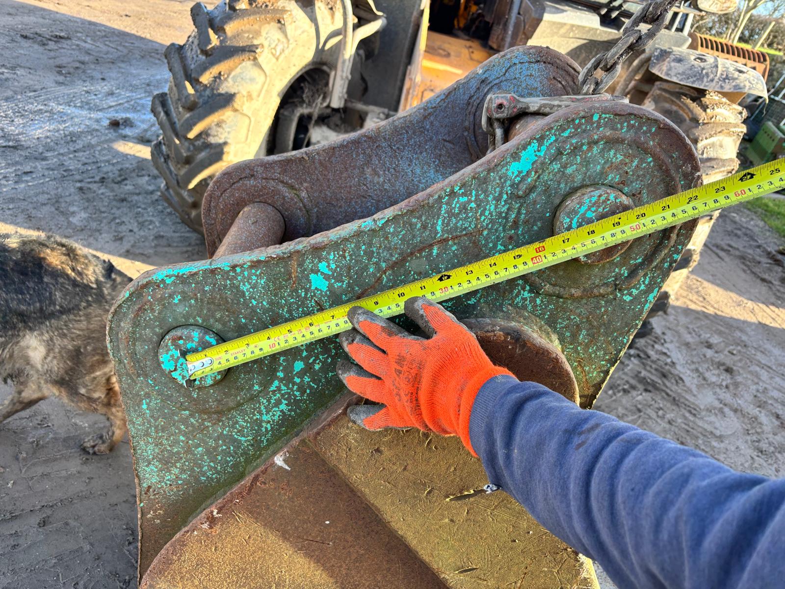 DIGGING BUCKET – 1FT 6 INCH WIDE – 80MM PINS – EXCAVATOR / TELEHANDLER - Image 2