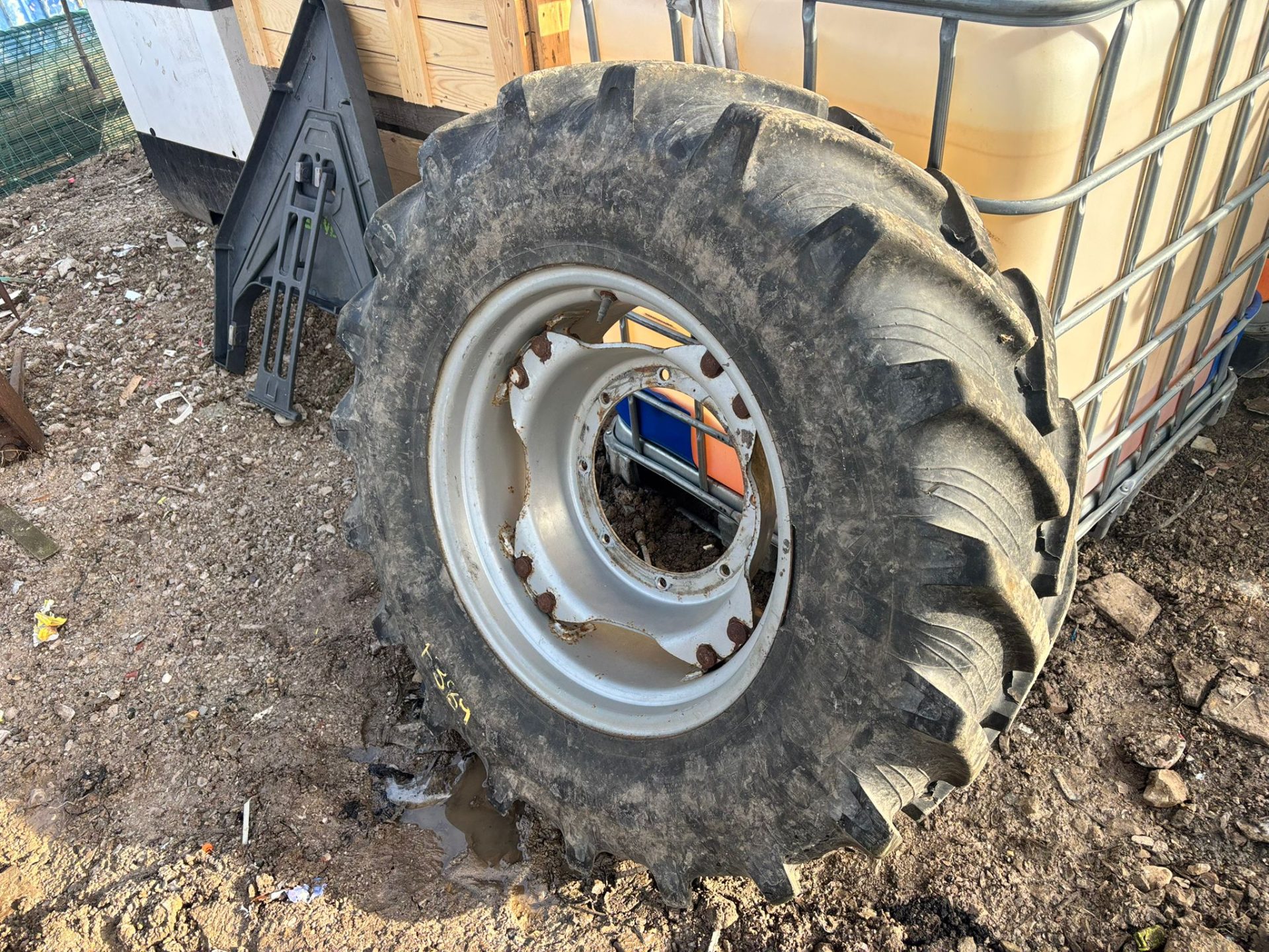 CASE TRACTOR WHEEL & TYRE 380/70 R24 TAURUS AGRICULTURAL TYRE 8 STUD COMPLETE RIM - Image 2